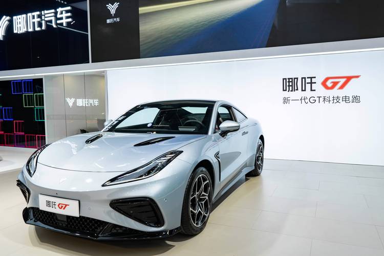 深圳74哪吒汽车在智能汽车领域的表现，领途汽车在新能源汽车市场中的影响力